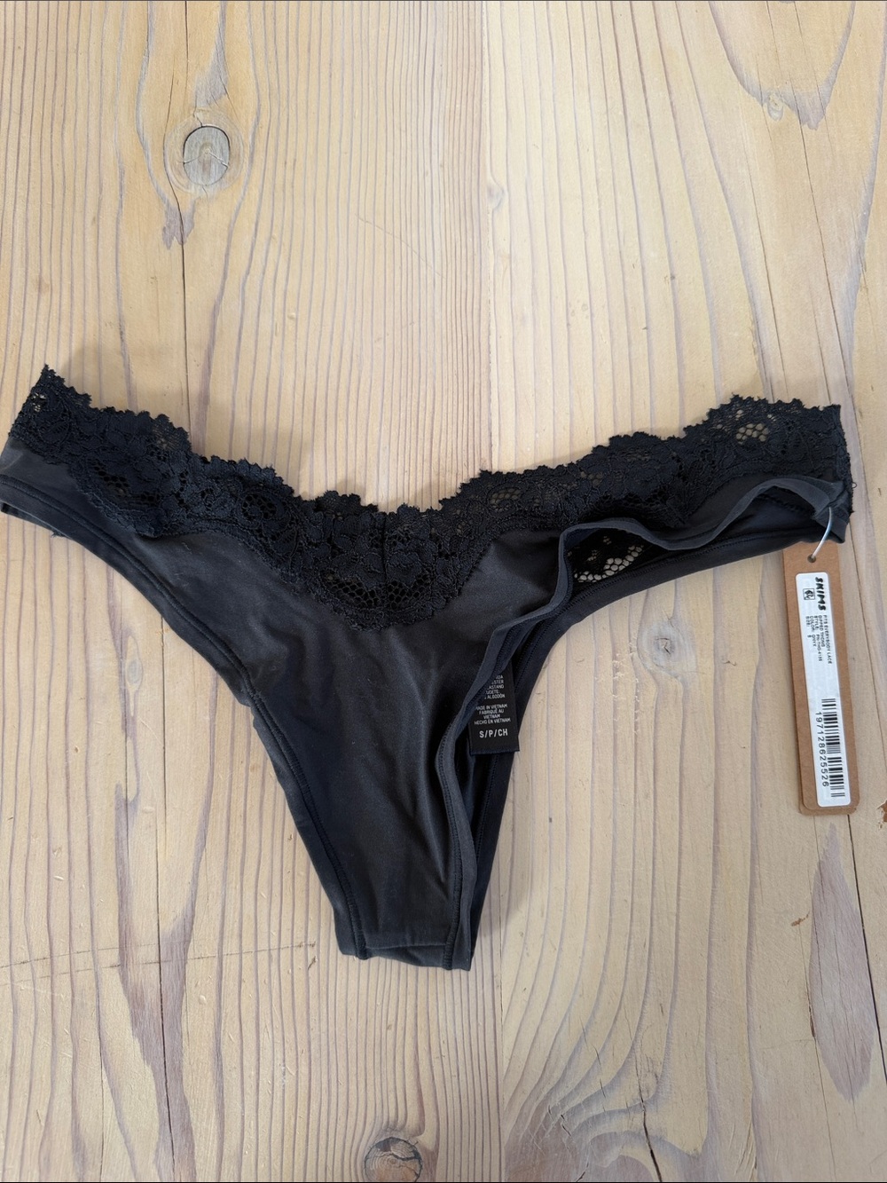 NWT Skims Fits Everybody Dipped Thong Lace (Size S)